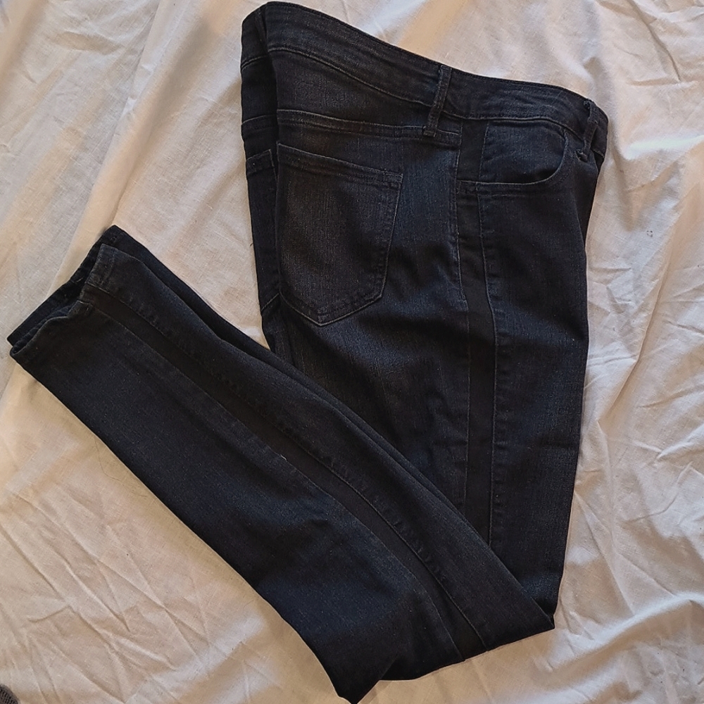 Skinny jeans with leg stripe